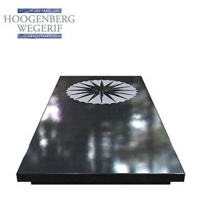 Liggende grafzerk met gebeeldhouwde ster