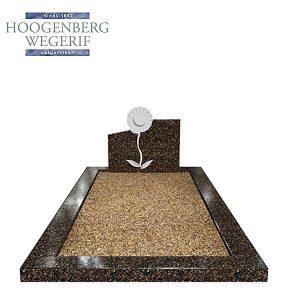 Donker bruin graniet grafmonument met gebeeldhouwde bloem