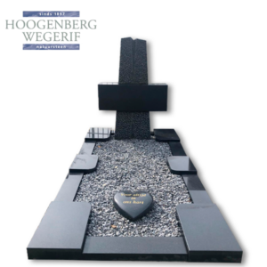 Grafsteen kruisvorm bewerkt graniet met gepolijste omranding