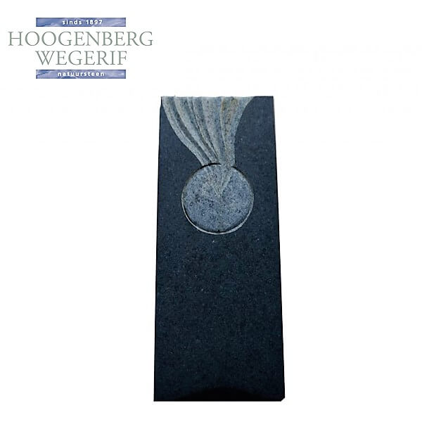 Monument met gebeeldhouwde details gezoet donker graniet - Afbeelding 2