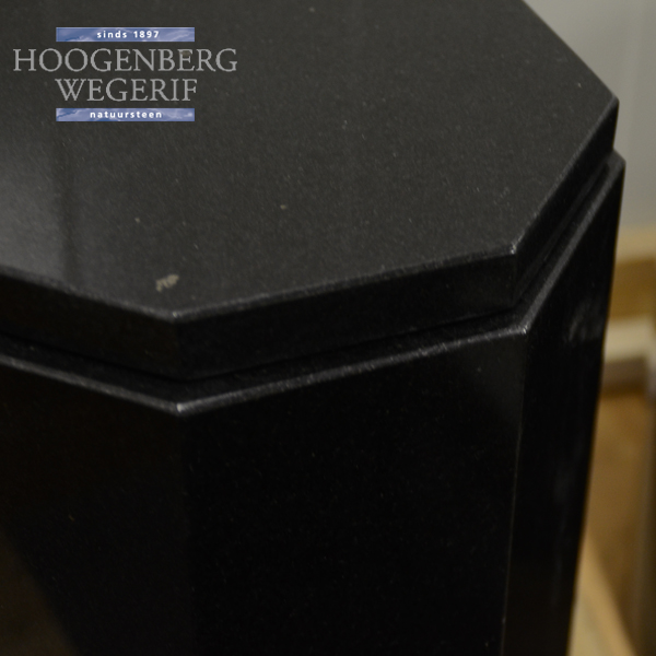 Urn van graniet zeskantige vorm - Afbeelding 2