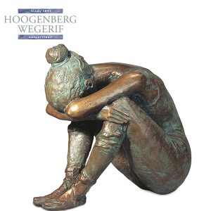 Zittende treurende vrouw