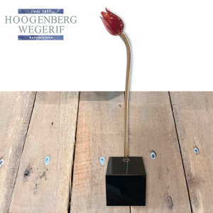 Glazentulp op zwart Granieten sokkel