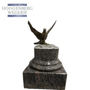 Granieten urn met bronzen duif