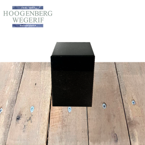 Kleine zwarte sokkel