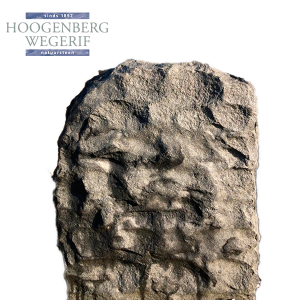 Ruw gekapte grafmonument