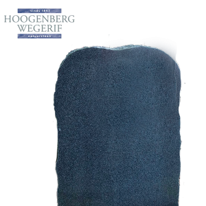 Grijze steen met ruw gekapte randen