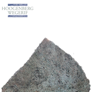 Puntige gedenksteen ruw gekapt