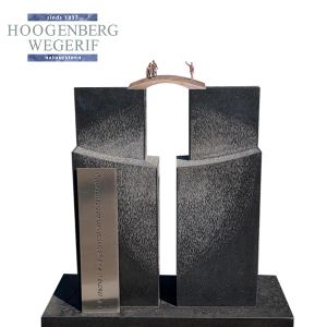 Monument zwart graniet met bronzen brug