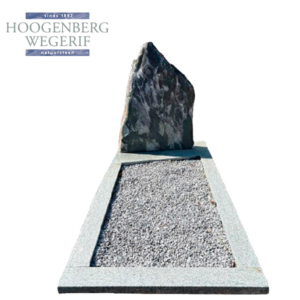 Ruwe steen met granieten rand