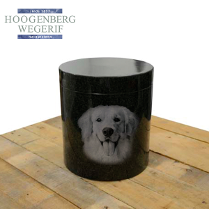 Granieten urn met ets