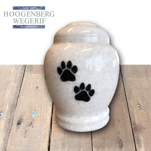 Marmeren urn met gravure