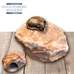 Ruwe steen met bronzen kat