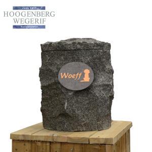 Ruwe urn met bronzen plaatje