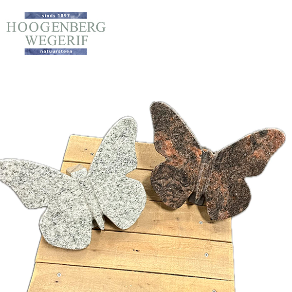 Vlinder als bijzetsteen van graniet