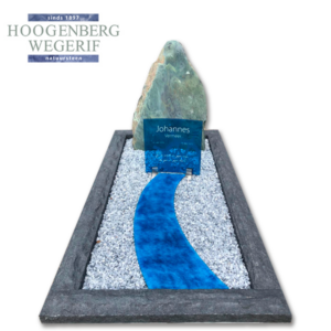 Groene Ruwe steen met ruw gekapte granieten omranding