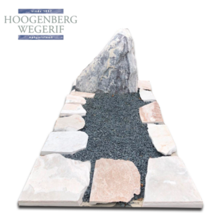 Monument met ruwe steen en flagstones